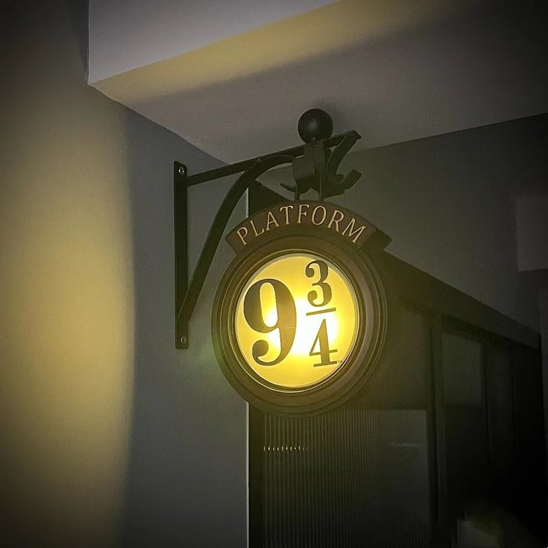 Nástenná dekoratívna lampa – čarodejnícky vesmír a vintage štýl