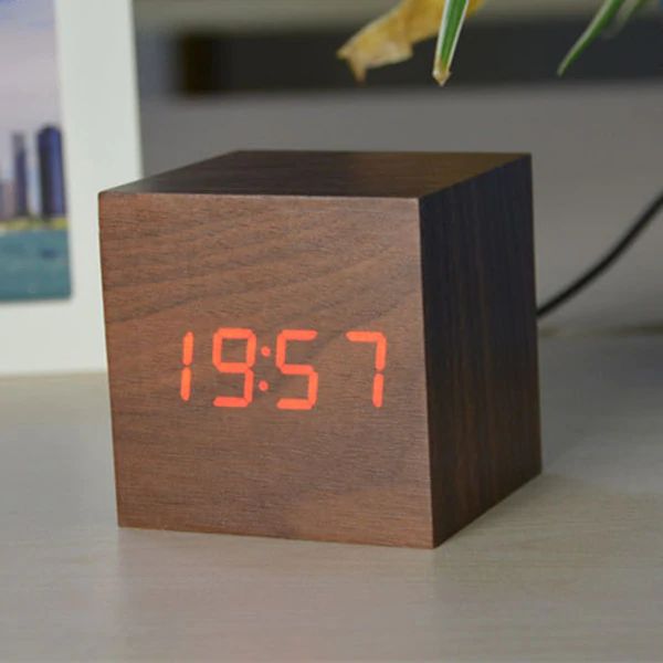 Digitale Würfeluhr – Minimalistisches Design und LED-Anzeige