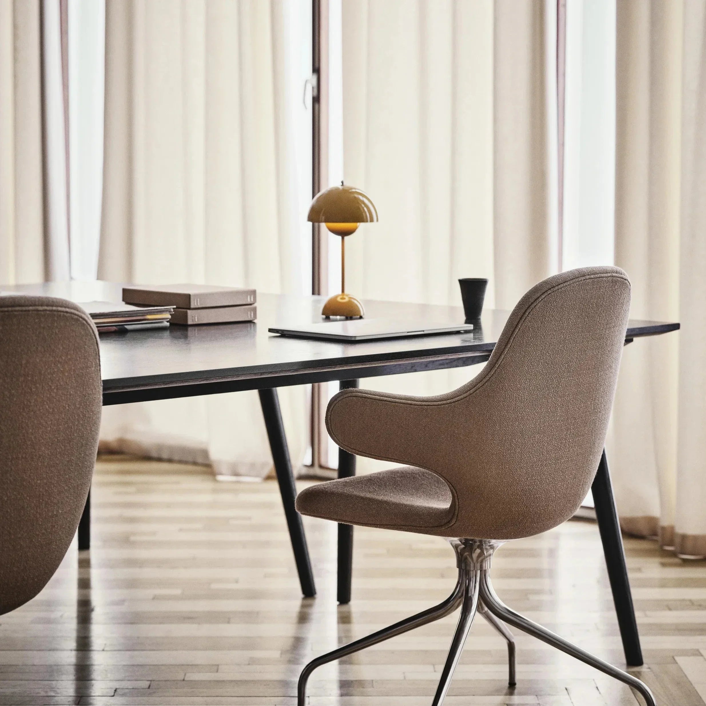 Lámpara LED de Escritorio – Simplicidad Moderna y Funcionalidad