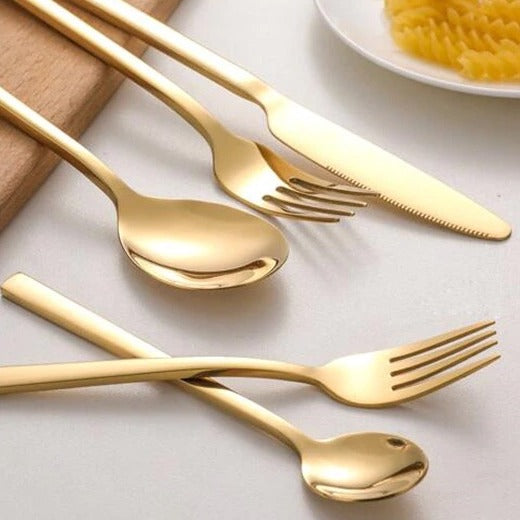 Set de tacâmuri complet – piese elegante pentru o masă rafinată
