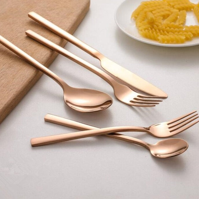 Set de tacâmuri complet – piese elegante pentru o masă rafinată