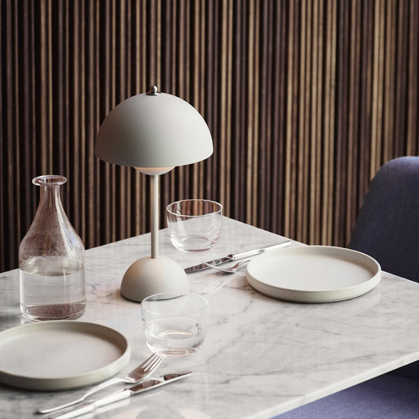 Draagbare Tafellamp – Modern Design en Mobiele Verlichting