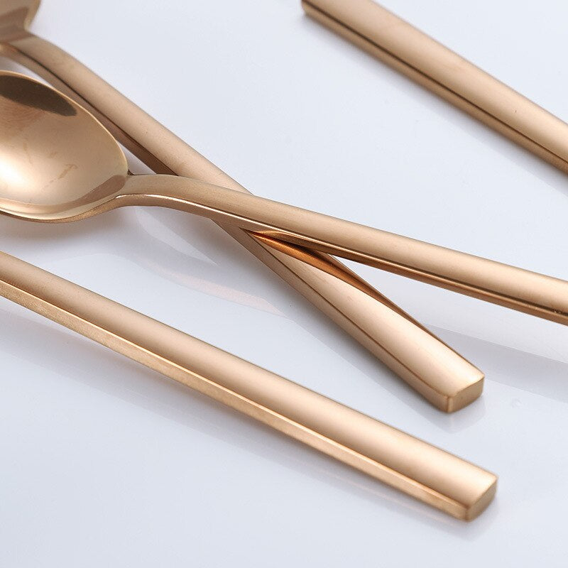 Set de tacâmuri complet – piese elegante pentru o masă rafinată