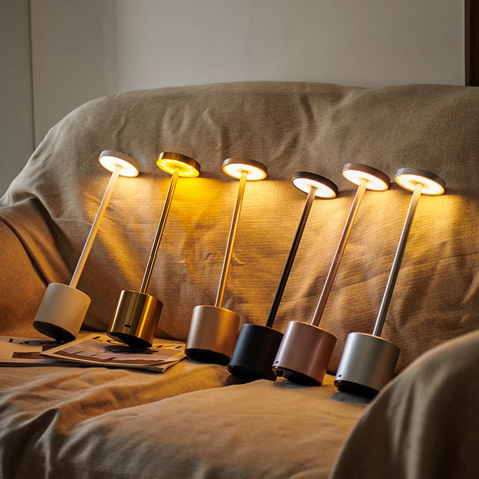 Lâmpada de Mesa LED Táctil Recarregável – Iluminação Prática e Moderna 