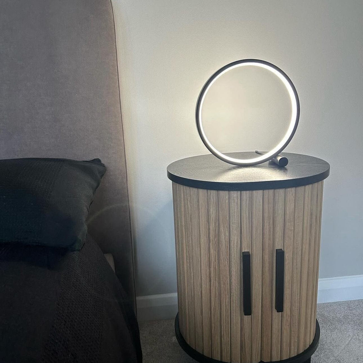 Rund Bordlampe Med Berøringssensor – Modernitet Og Komfort 