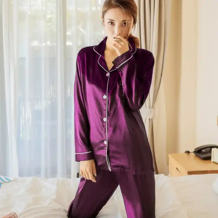 Sandra | Lśniąca piżama – nocna elegancja i delikatny dotyk 