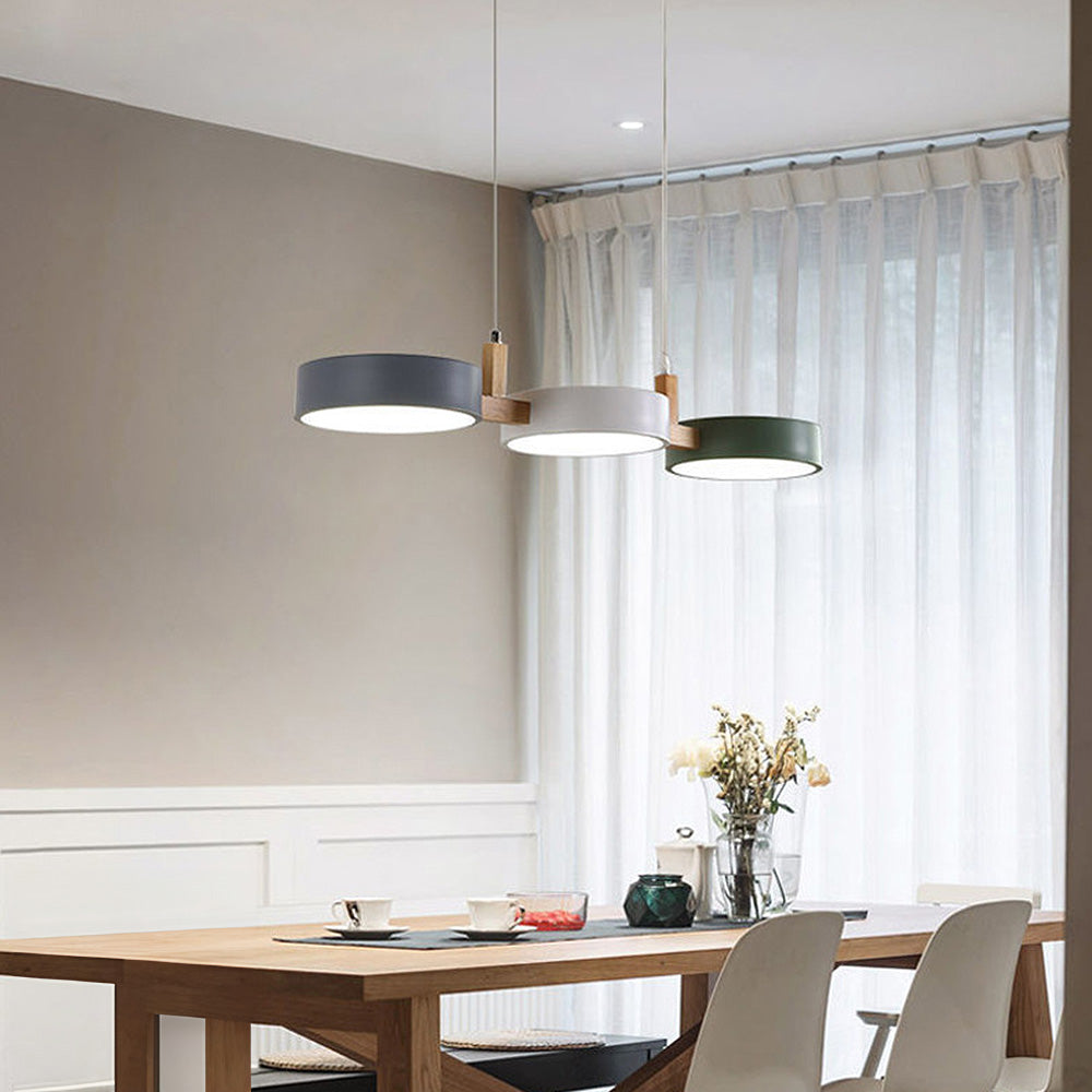 Moderní závěsné svítidlo z kovu – elegantní design a trendy osvětlení 
