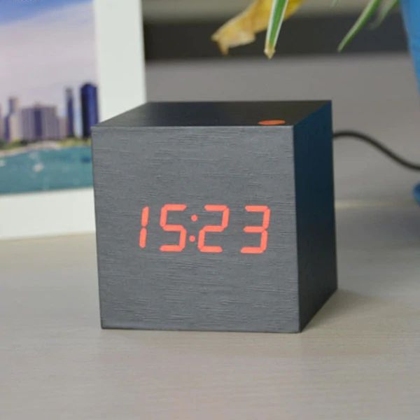 Digitale Würfeluhr – Minimalistisches Design und LED-Anzeige 