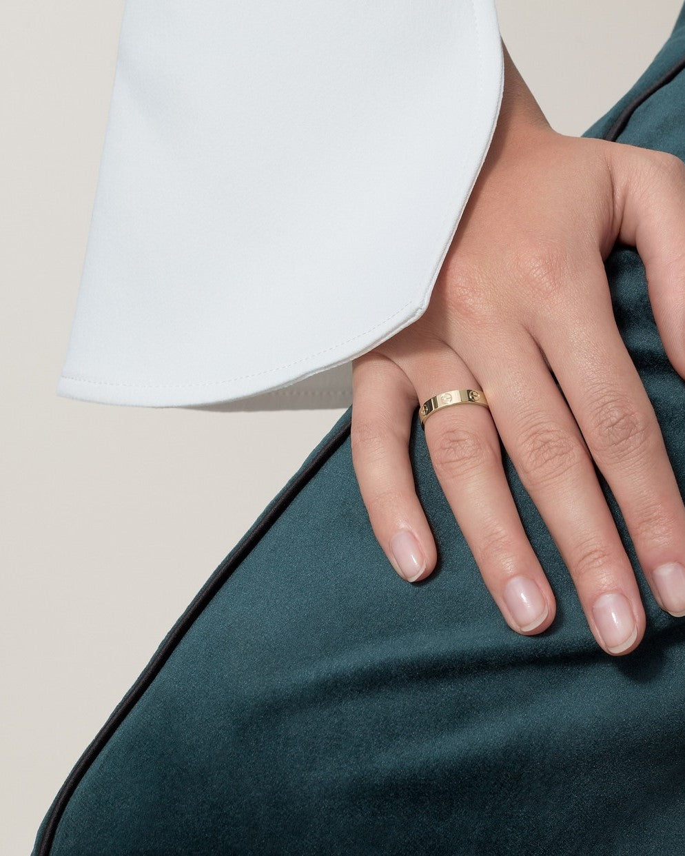 Pierścionek Uniseksowy Regulowany – Minimalistyczna Elegancja i Komfort na Miarę 