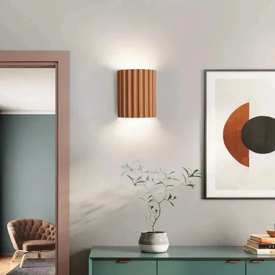 Moderní nástěnné svítidlo z pryskyřice – elegance a originalita 