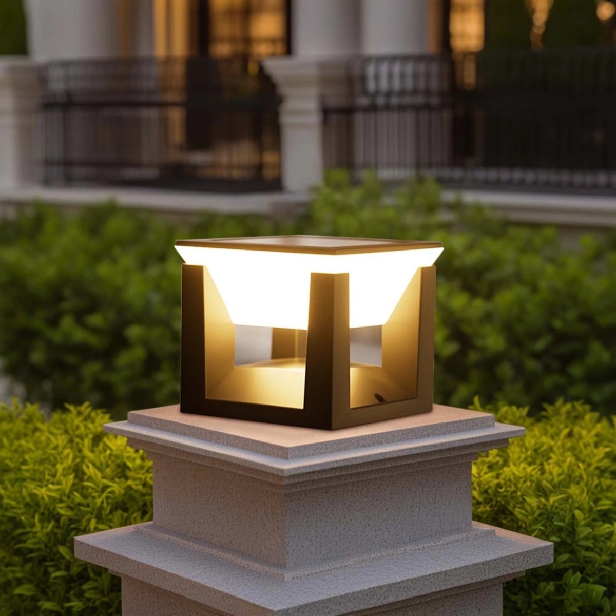 Lampă solară de exterior - formă pătrată și finisaj modern