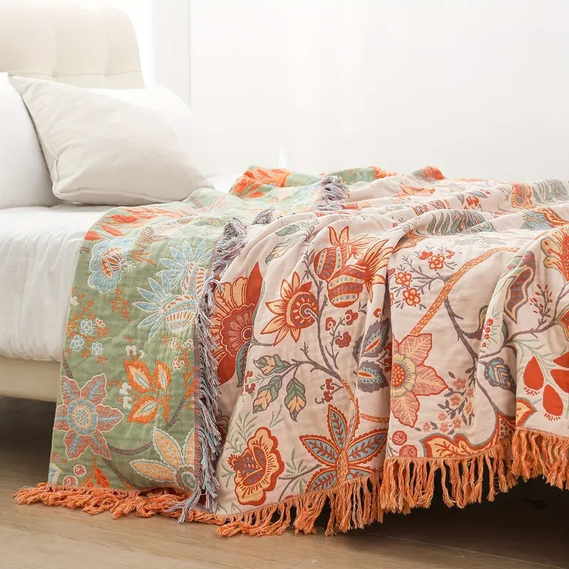 Böhmische Decke mit floralen Mustern und Fransen 