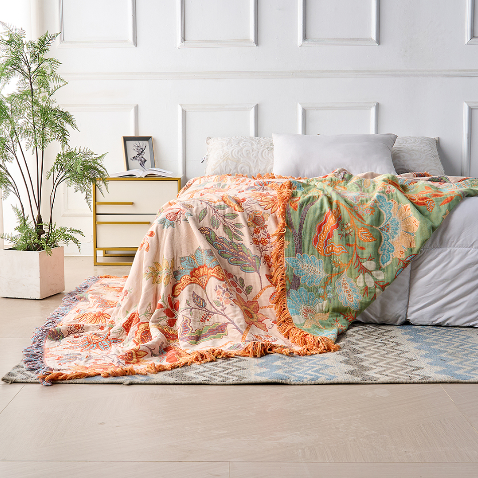 Böhmische Decke mit floralen Mustern und Fransen 