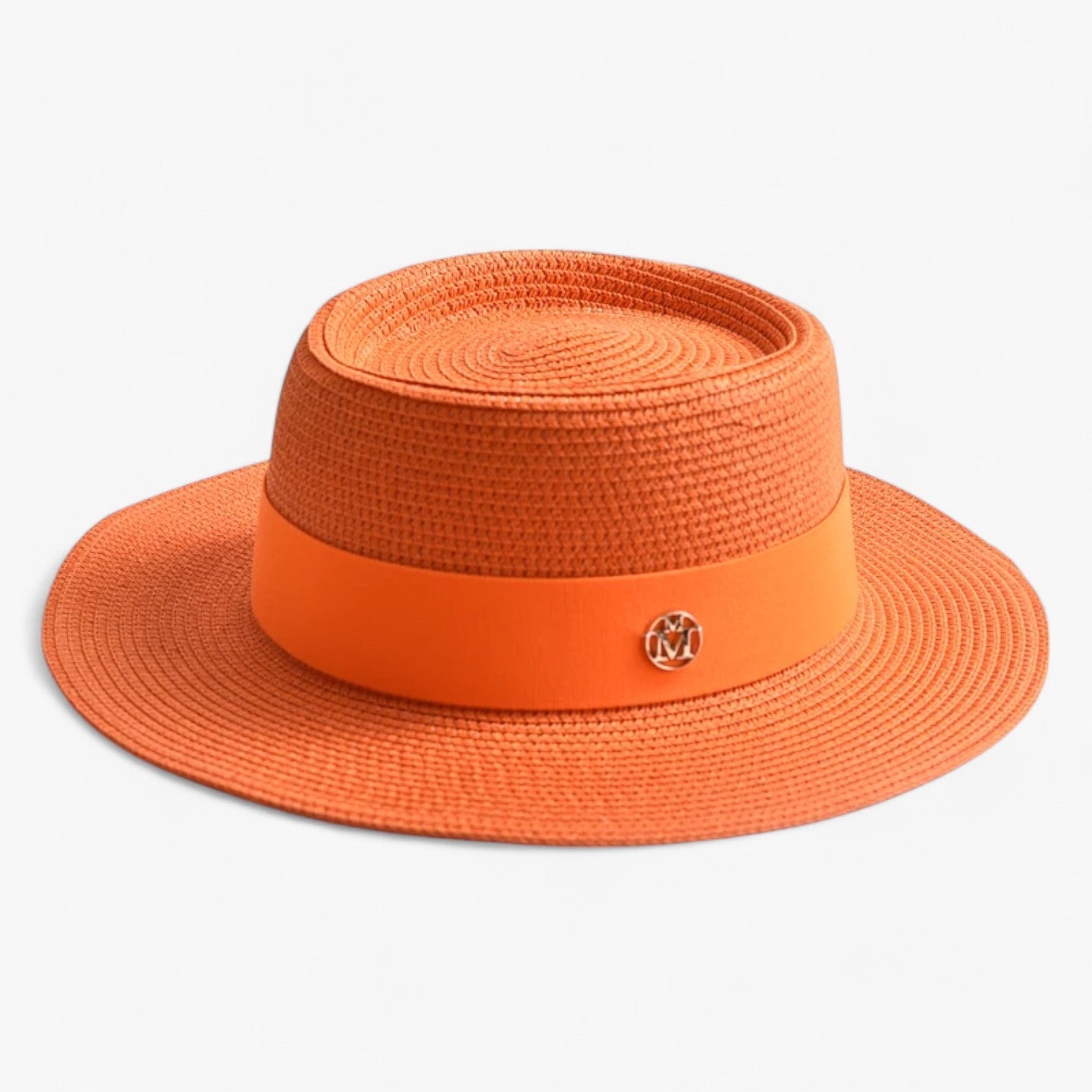 Klokkehatt i strå – Retro eleganse og solbeskyttelse 