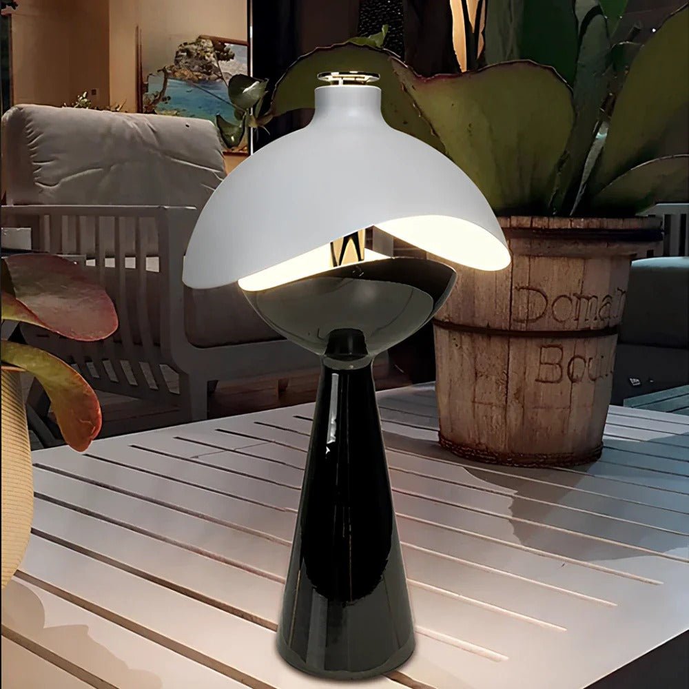 Stolová lampa so sochárskym dizajnom – elegancia a originalita 