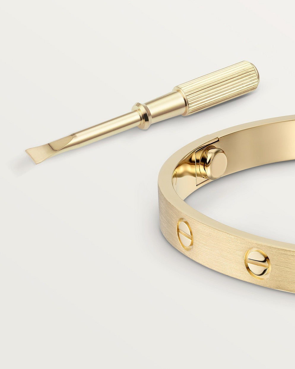 Pulseira Bangle Dourada Minimalista – Elegância Discreta e Intemporal 