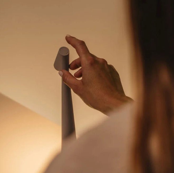Lampada da Tavolo LED Senza Fili – Design Minimalista ed Elegante 