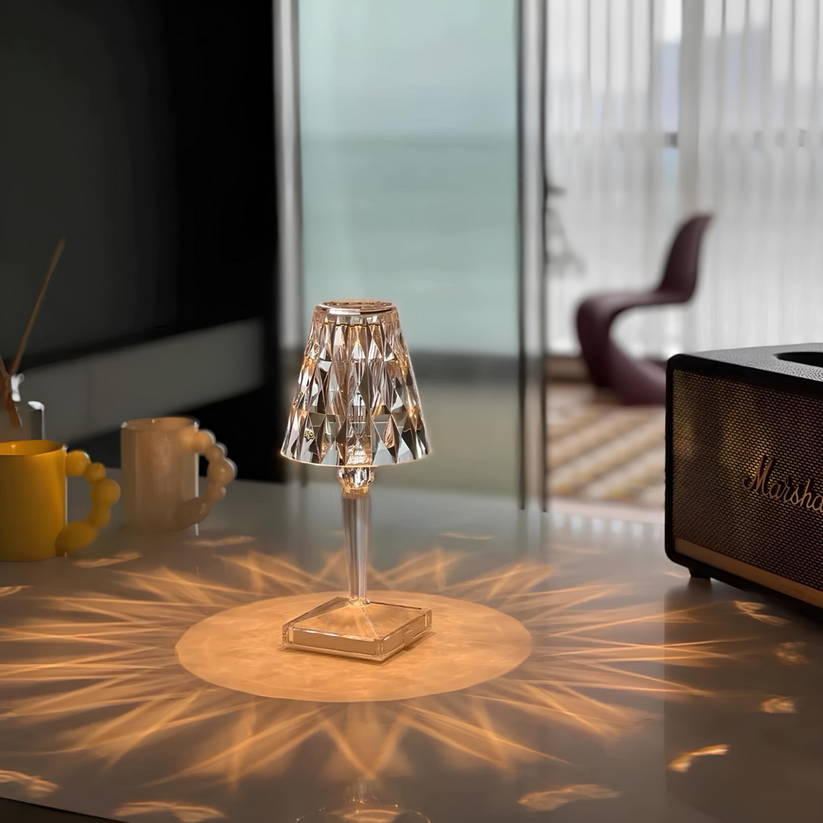 Tischlampe aus Kristall – moderne Eleganz und warme Atmosphäre 
