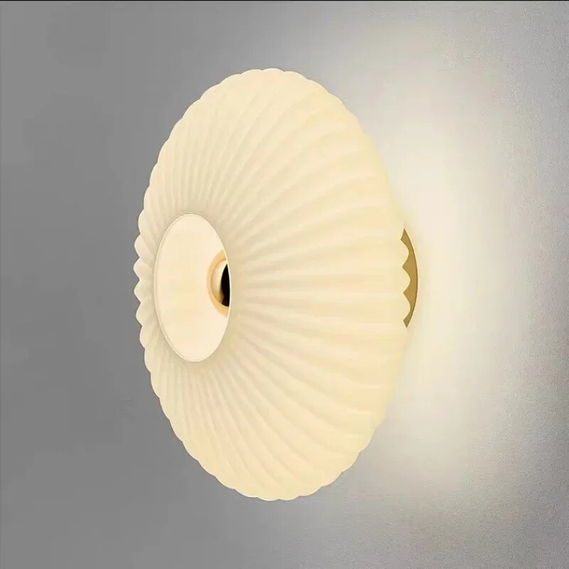 Aplica de perete din sticlă ondulată – eleganță și lumină blândă 