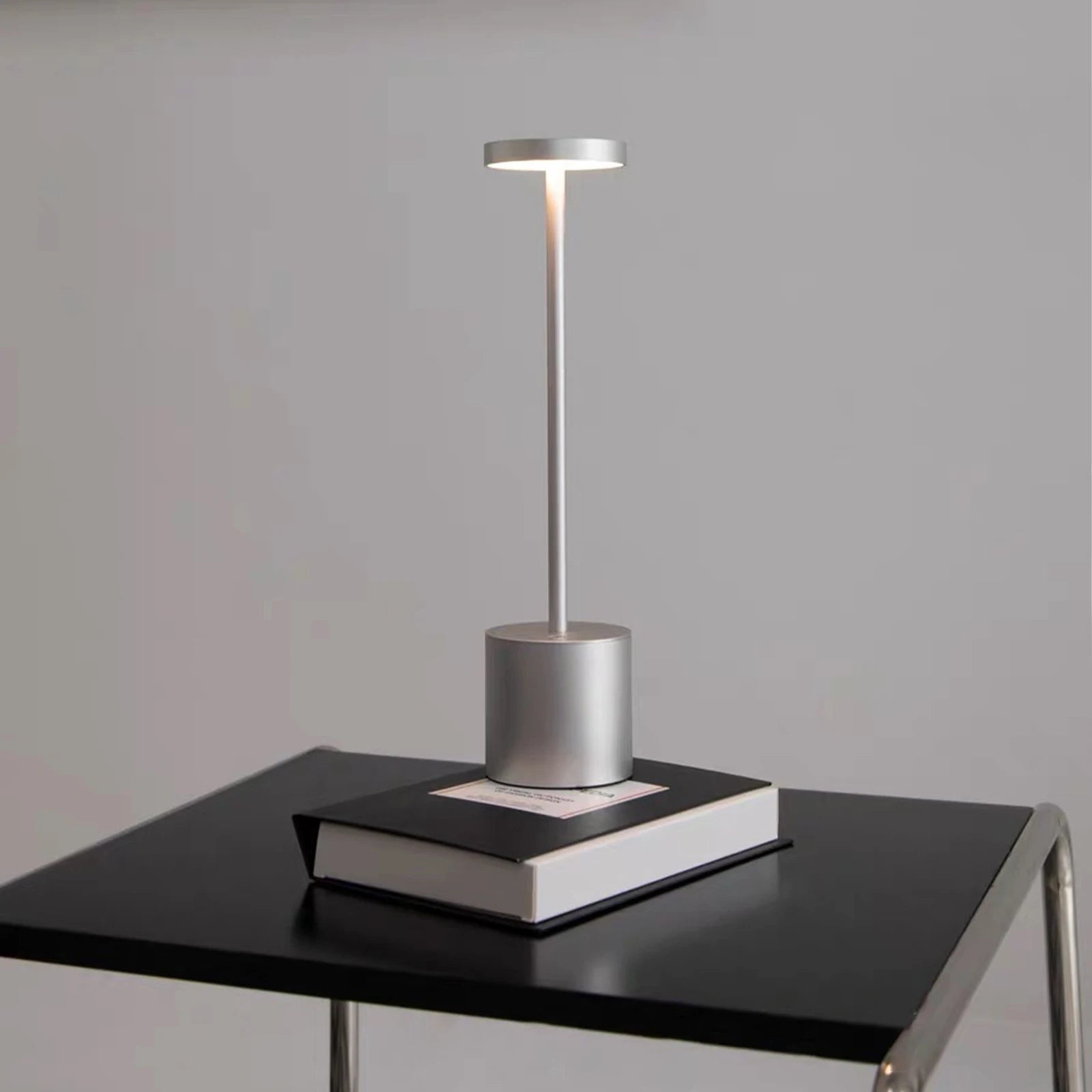 Lâmpada de Mesa LED Táctil Recarregável – Iluminação Prática e Moderna 