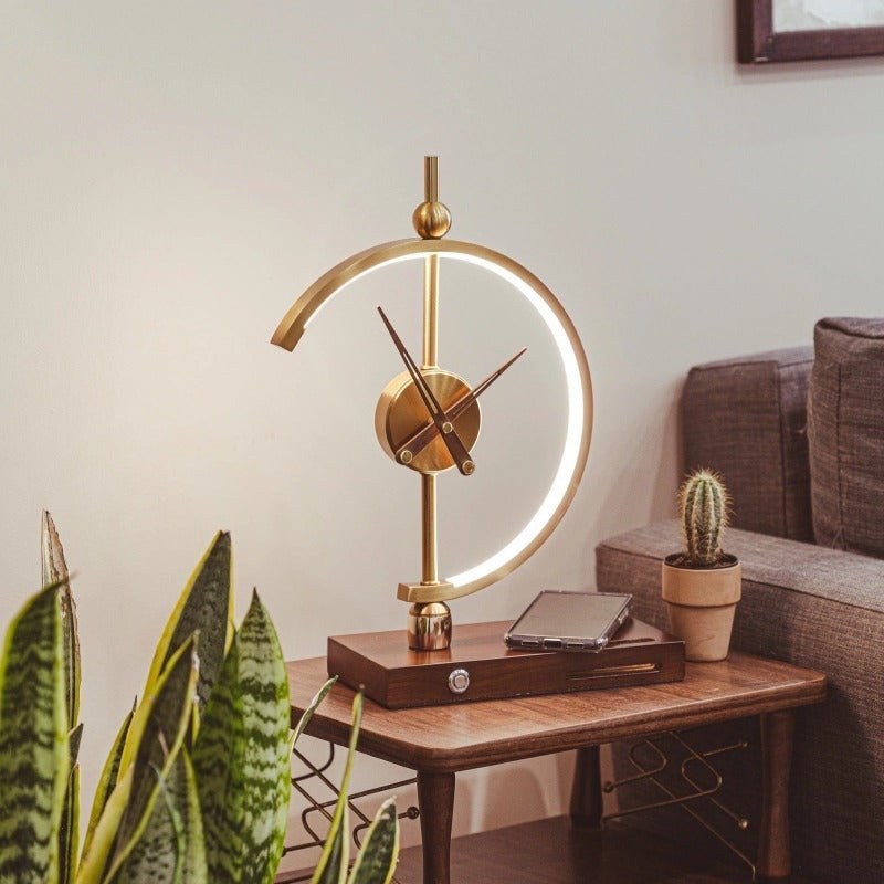 Bordlampe med ur og trådløs oplader – Moderne og praktisk design 