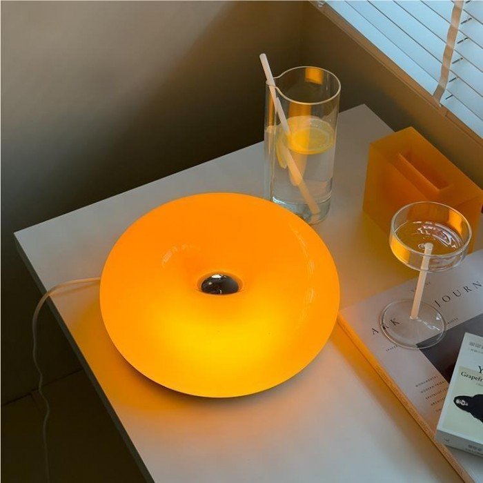Vägg- och bordslampa - originalitet och förfining